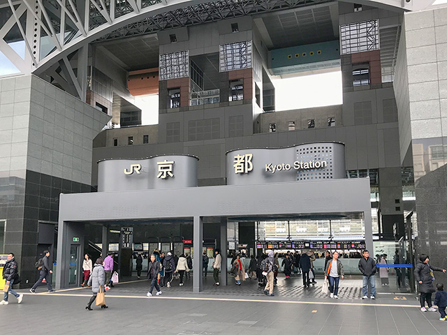 京都駅中央口を出たら西へ
