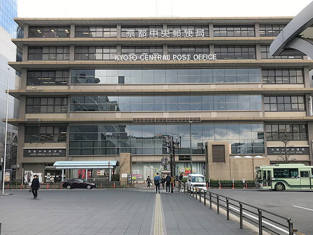 突き当たりの京都中央郵便局の前を北へ