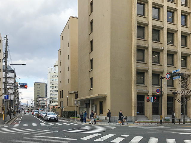 信号を渡ったら、関西電力ビルの西側を右折