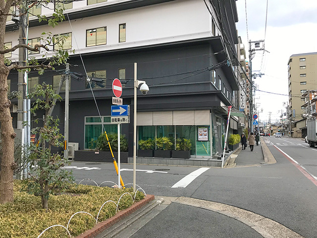 レジーナ京都タワーホテルアネックスの南角を西へ