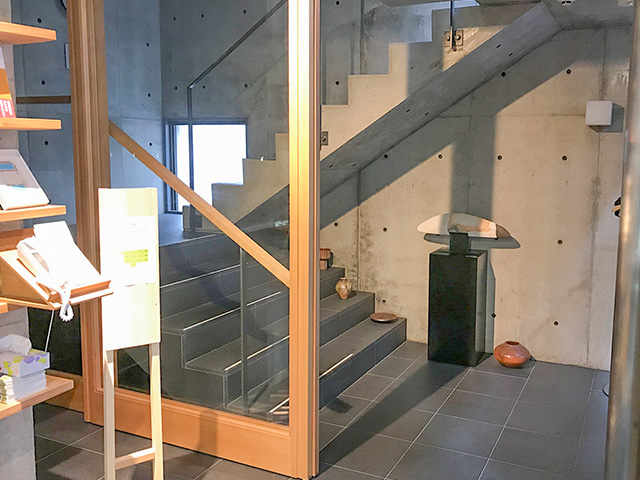 ドアを開けたら右手の階段で3階へお越しください