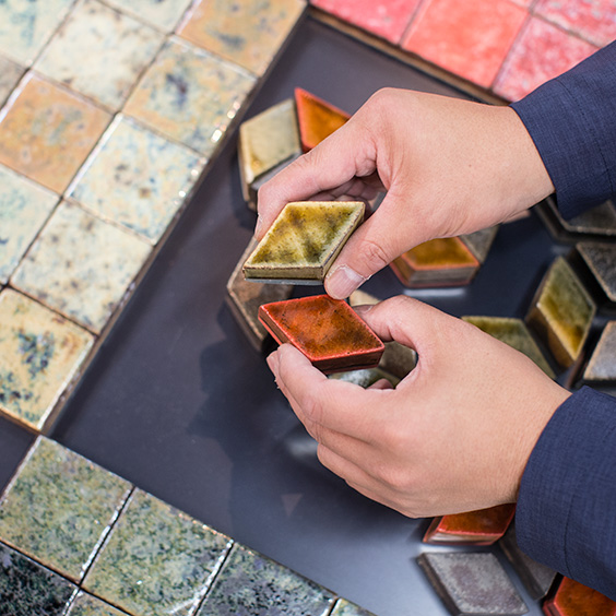 実物のタイルを使い、窯元やメーカーを超えたタイル素材の組み合わせを体験。